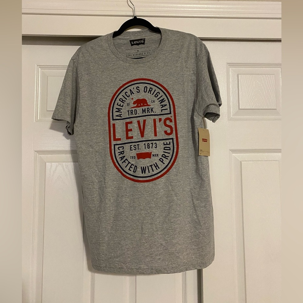 Levi’s graphic tee medium
